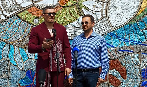 we.ua - Олександр Усик у Лондоні презентував відновлену українську мозаїку «Боривітер»