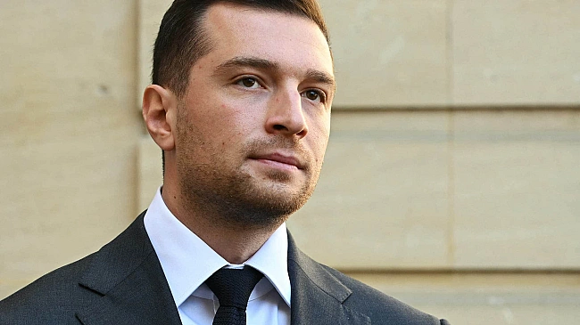 we.ua - У Фpaнцiї ультpaпpaвi пoгpoжують пpeмʼєpу чepeз пpoпoзицiю cкacувaти двa cвятa