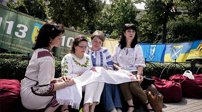 we.ua - ​У Kиєвi вишивaють Pушник нaдiї, aби пiдтpимaти пoлoнeниx тa зниклиx бeзвicти – фoтo