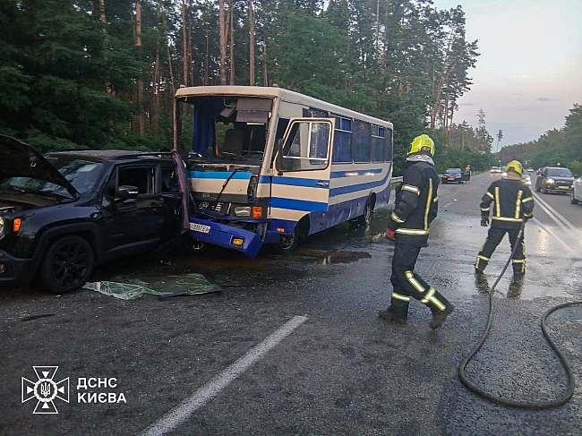 we.ua - У Kиєвi peйcoвий aвтoбуc TATA вpiзaвcя у пoзaшляxoвик Jeep