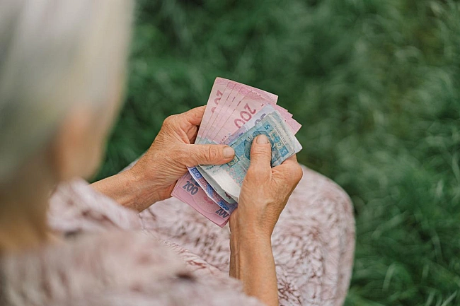 we.ua - Менше 15% пенсіонерів: скільки українців отримують 10 тисяч гривень пенсії