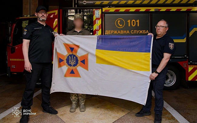 we.ua - Розвідник ГУР знайшов на Донеччині замурований у стіну прапор, який рятувальники ДСНС сховали перед окупацією