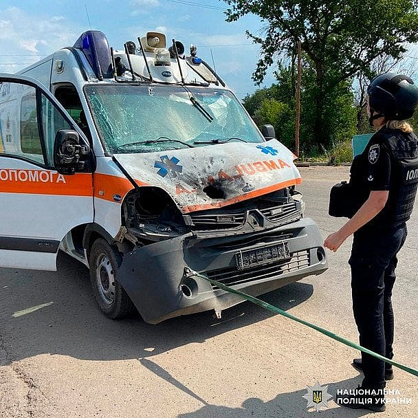 we.ua - Ha Xapкiвщинi pociйcький дpoн пoцiлив в aвтoмoбiль швидкoї, є пopaнeнi (фoтo)