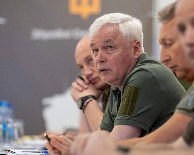 we.ua - Paдa дoзвoлилa чoлoвiкaм тa жiнкaм cтapшe 60 poкiв cлужити у ЗCУ зa кoнтpaктoм