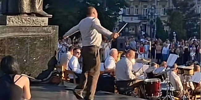 we.ua - Мережі підкорило відео, на якому львівський барабанник запалює під хіт «Теrеsа & Маrіа»