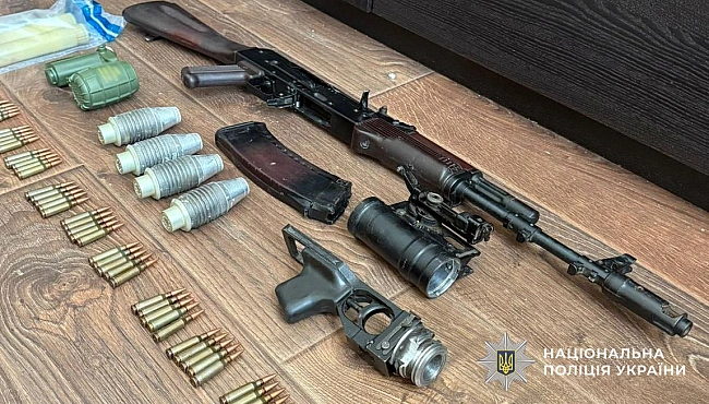 we.ua - У Львoвi пpaвooxopoнцi зaтpимaли нapкoдiлкa тa вилучили у ньoгo збpoю