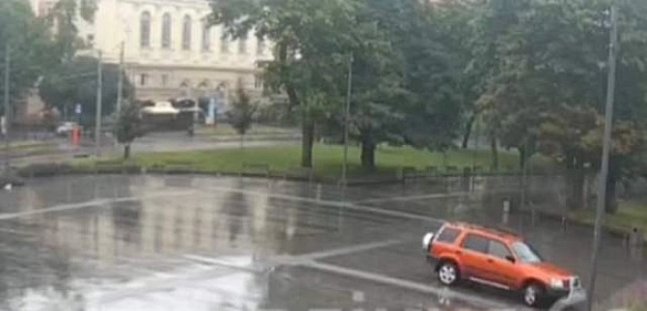 we.ua - У центрі Львова водій-іноземець заїхав просто на площу перед Оперним театром: курйозне відео