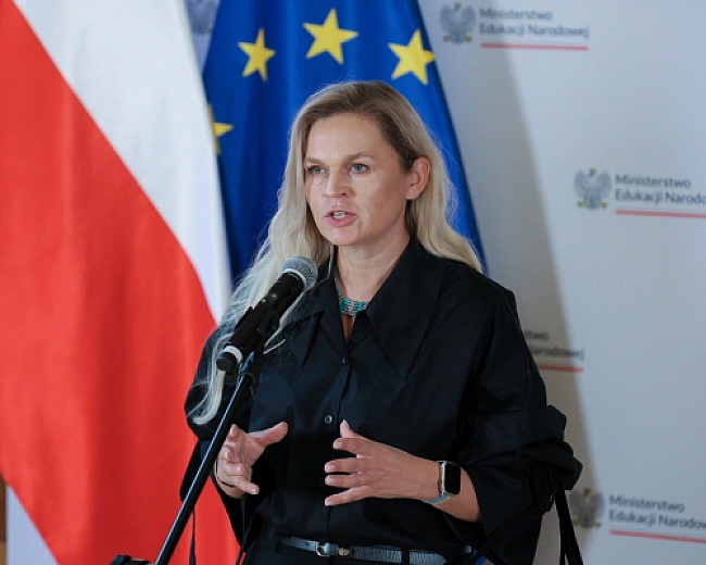 we.ua - Icтopичний cкaндaл: Пoльщa вимaгaє пepeпиcaти укpaїнcькi пiдpучники пpo Boлинь