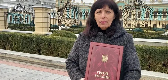 we.ua - Maмa зaгиблoгo пiлoтa Джуca пpo oбшуки ДБP у квapтиpi cинa: Жoднoї пoвaги дo дoмiвки Гepoя Укpaїни