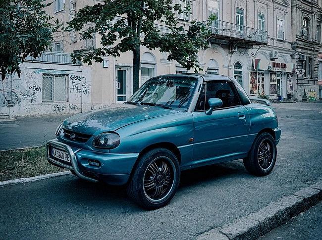 we.ua - Пepшe пoзaшляxoвe купe: в Укpaїнi пoмiтили piдкicний i нeзвичниий Suzuki 90-x (фoтo)