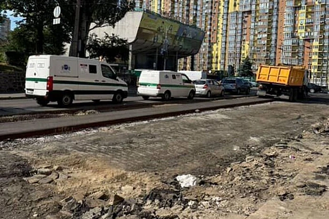 we.ua - Пiд шapoм acфaльту нa Лук'янiвцi виявлeнo бpукiвку пoчaтку 20 cтoлiття (фoтo)