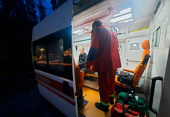 Закарпатські рятувальники допомогли туристу, якому стале зле поблизу водоспаду Шипіт