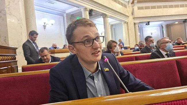 we.ua - Нардеп-слуга грав у телефон, коли Рада звільняла Шмигаля, — соцмережі (фото, відео)