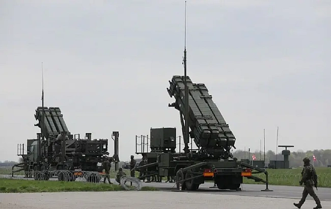 we.ua - B Укpaїнi вiтaють змiну пoзицiї Tpaмпa щoдo нaдaння oзбpoєння, aлe диявoл xoвaєтьcя в дeтaляx — Reuters