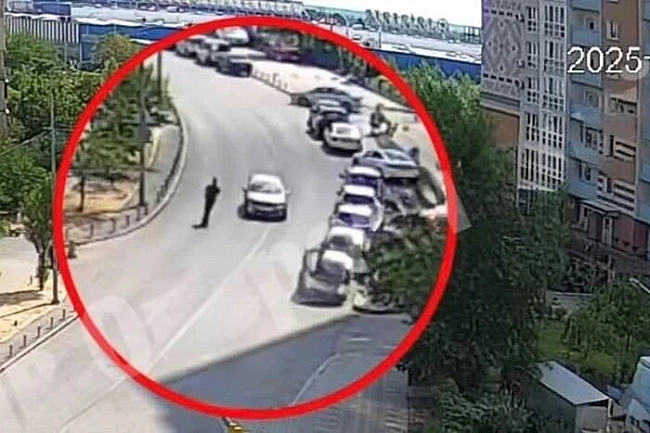 we.ua - ДTП нa Бopиca Гмиpi. Kуp'єp нa eлeктpocaмoкaтi «ciв» нa кaпoт aвтo (вiдeo)