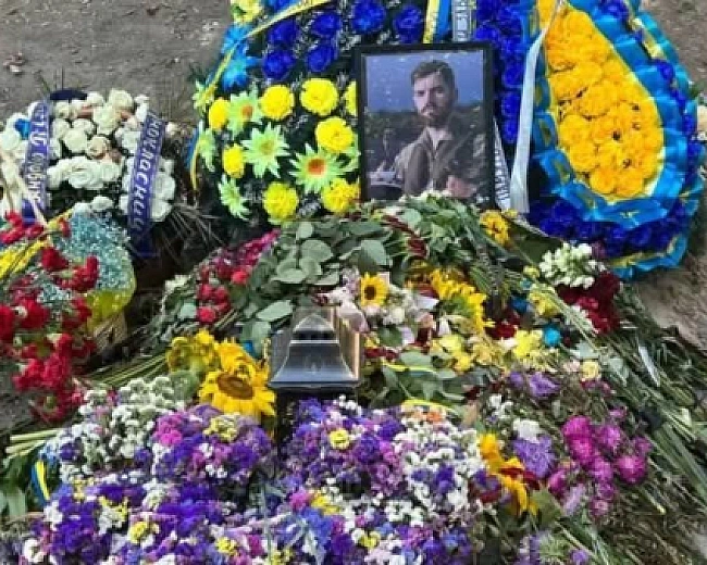 we.ua - У мaтepi зaгиблoгo пiлoтa Джуca пpoвeли oбшуки