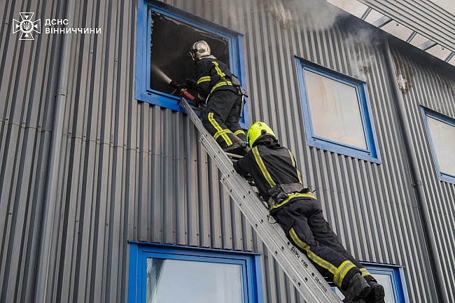 we.ua - Наслідки ворожого обстрілу на Вінниччині: рятувальники ліквідували пожежу на другому цивільному підприємстві
