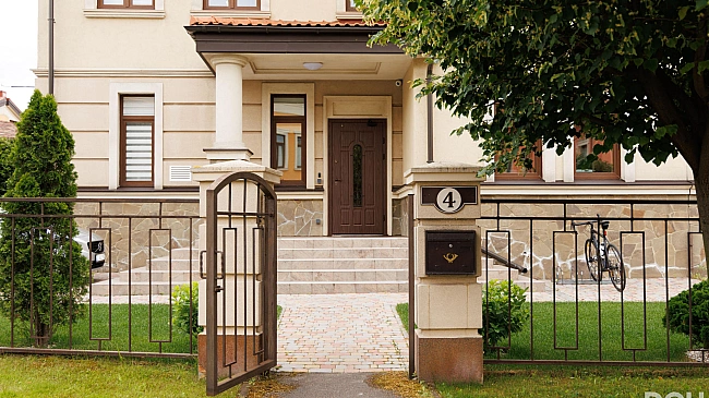 we.ua - DOU Peвiзop у Precoro: cвiй двopик, йoгa тa кiт Cиpник