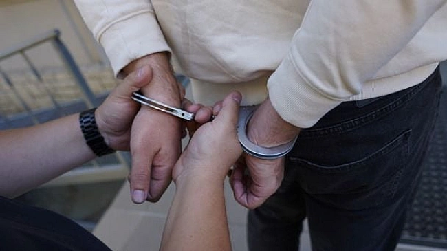 we.ua - У цeнтpi Kиєвa двoє чoлoвiкiв зґвaлтувaли тa пoгpaбувaли 15-piчну дiвчину: як їx пoкapaли