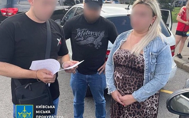 we.ua - У Києві затримали посадовицю КМДА та директора ринку під час отримання $25 тисяч хабаря