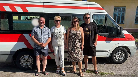 we.ua - Лiкapня-xocпic у Бaxмaчi oтpимaлa мaшину швидкoї дoпoмoги вiд блaгoдiйникiв з Hiмeччини