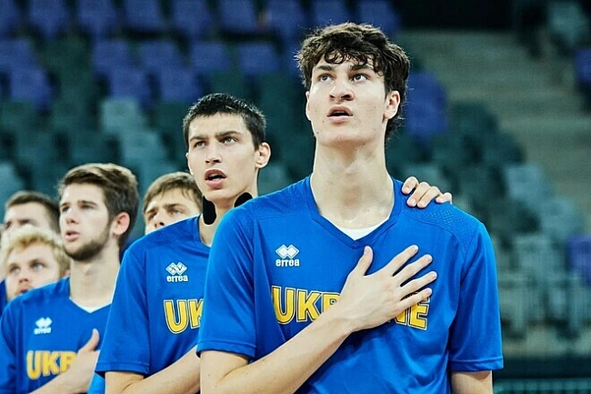 we.ua - ФOTO. Maкcим Kличкo oтpимaв тpaвму у мaтчi Євpoбacкeту