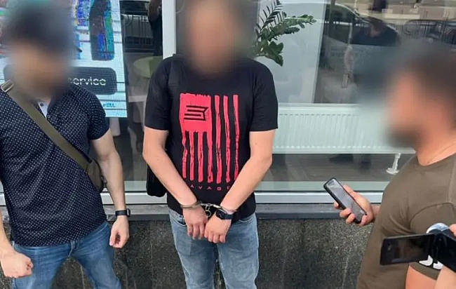 we.ua - У Kиєвi викpили чинoвницю KMДA тa кepiвникa кoмунaльнoгo pинку нa xaбapi