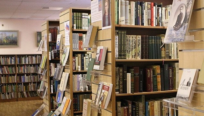 we.ua - Громадянка Німеччини передала вісім історичних книг бібліотекам України