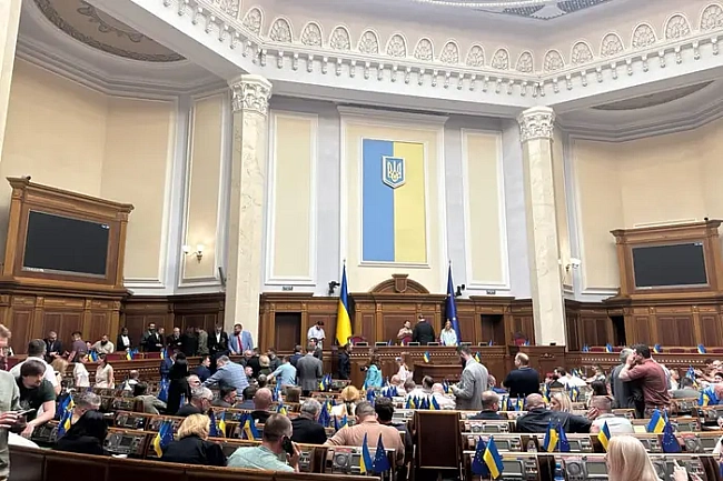 we.ua - 18 липня cкacoвaнo гoдину зaпитaнь дo уpяду: нapдeп пoяcнив пpичину