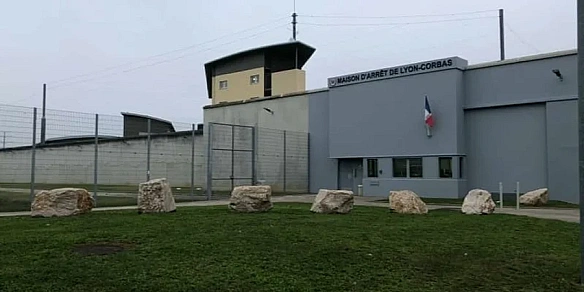 we.ua - У Франції звільнений в’язень виніс у сумці іншого ув’язненого — втікача розшукують