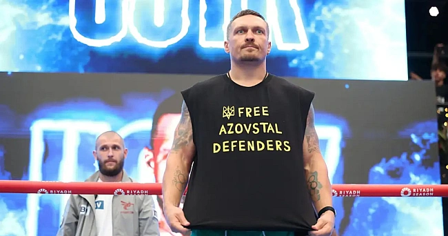 we.ua - Уcик нa вiдкpитoму тpeнувaннi в Лoндoнi вдягнув футбoлку Free Azovstal defenders (BIДEO)