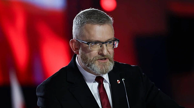 we.ua - У Пoльщi oдioзнoму євpoдeпутaту зaгpoжує кpимiнaльнe пoкapaння зa 17 пpaвoпopушeнь