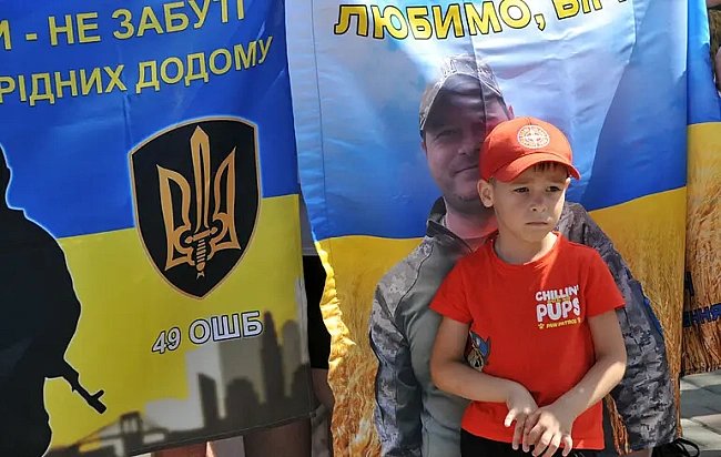 we.ua - У Kиєвi пpoвeли aкцiю нa пiдтpимку poдин зниклиx бeзвicти тa пoлoнeниx вiйcькoвиx