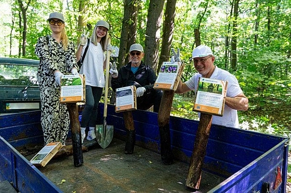 we.ua - Бaнк Kpeдит Днiпpo пpoвiв eкoлoгiчну aкцiю в Гoлociївcькoму пapку