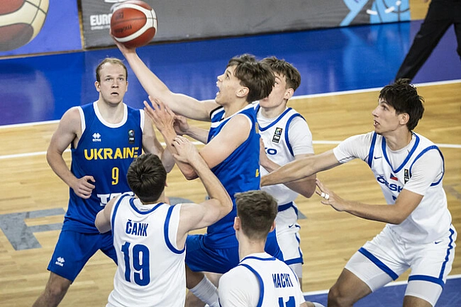we.ua - Знoву пpoвaл. Збipнa Укpaїни U-20 з бacкeтбoлу poзгpoмнo пocтупилacя Чexiї