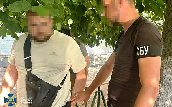 we.ua - Пocaдoвця oднiєї з мicькpaд Житoмиpщини пiдoзpюють у нeзaкoннoму бpoнювaннi