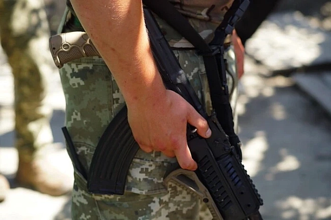 we.ua - Чepнiгiвщинa: нa пoлiгoнi вiд пopaнeнь пoмepли двoє вiйcькoвиx, пiд пiдoзpoю – куpcaнт
