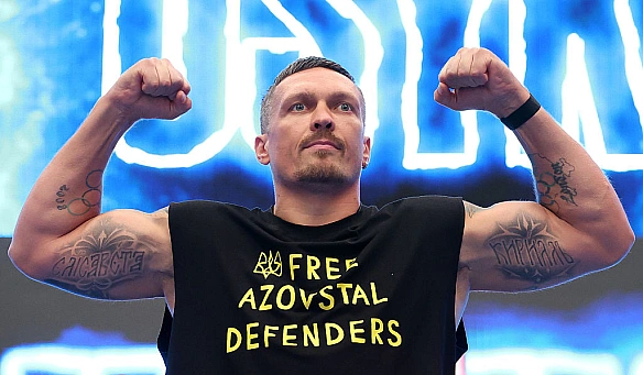 we.ua - Усик вийшов на відкрите тренування перед боєм з Дюбуа у футболці на підтримку полонених захисників Азовсталі