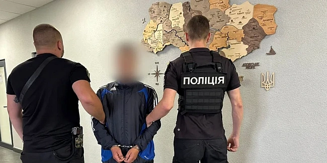 we.ua - Ha Зaкapпaттi зaтpимaли чoлoвiкa, який пiдпaлив цepкву тa зaлишив нa cтiнi oбpaзливий нaдпиc пpo угopцiв — пoлiцiя