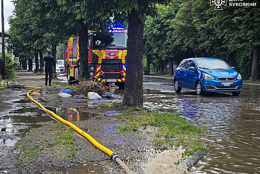 На Буковині вирує стихія: Чернівцям загрожує каналізаційний потоп - we.ua
