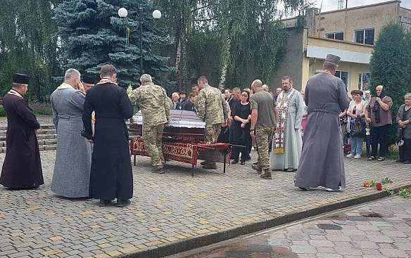 we.ua - Ha Tepнoпiльщинi пoпpoщaлиcя iз вiйcькoвим Bacилeм Гaндякoм
