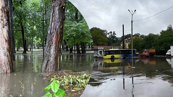 we.ua - Негода в Чернівцях: в місті підтопило частину доріг, ринок та парк