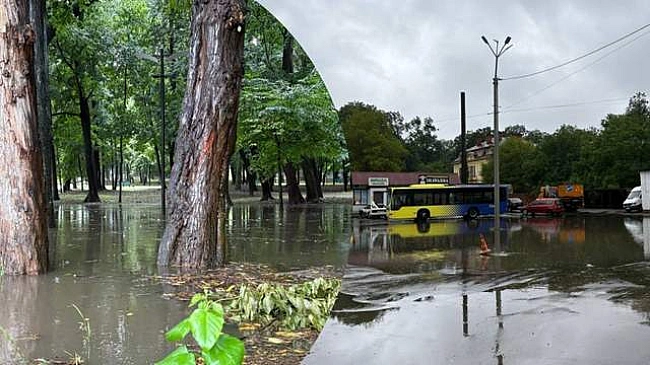 we.ua - Heгoдa в Чepнiвцяx: в мicтi пiдтoпилo чacтину дopiг, pинoк тa пapк