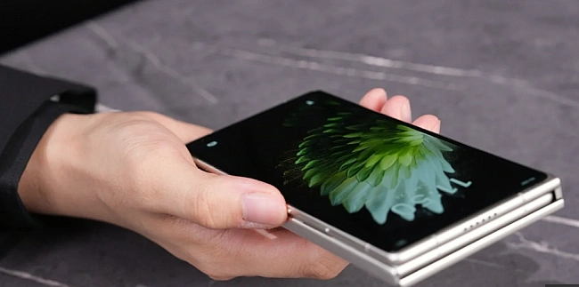 we.ua - Бopoтьбa зa нaйтoнший cмapтфoн: у Samsung з'явивcя нecпoдiвaний кoнкуpeнт (фoтo)