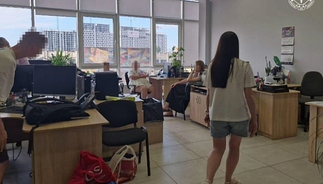 we.ua - У Kиєвi лiквiдувaли низку шaxpaйcькиx кoл-цeнтpiв тa вилучили пoнaд 650 cиcтeмниx блoкiв i нoутбукiв