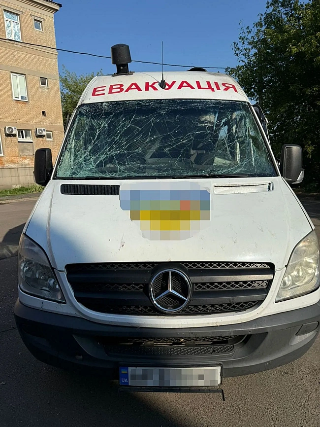 we.ua - На Донеччині вранці ворог атакував авто волонтерів, скинув бомбу на Костянтинівку: є загибла та поранені