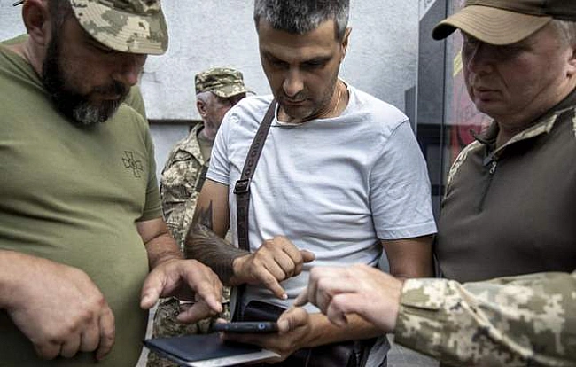we.ua - На Буковині військовослужбовці ТЦК переслідували чоловіка, а потім пробили йому колеса