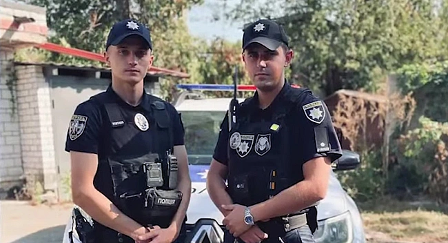 we.ua - Патрульні допомогли доставити породіллю до лікарні в Києві: дівчинка народилася в авто