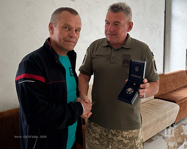 we.ua - Двох бійців Закарпатської 128-ї бригади, які повернулися з російського полону, нагородили Срібними едельвейсами