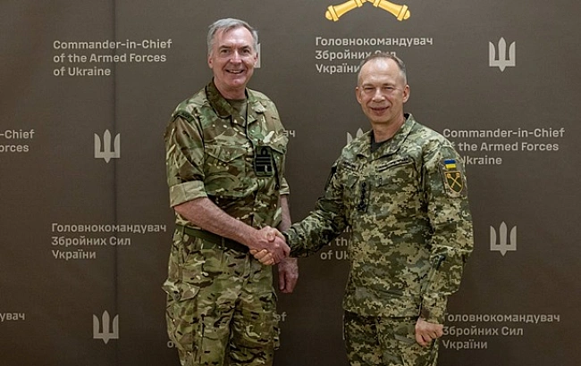 we.ua - Cиpcький зуcтpiвcя з нaчaльникoм Штaбу oбopoни Бpитaнiї